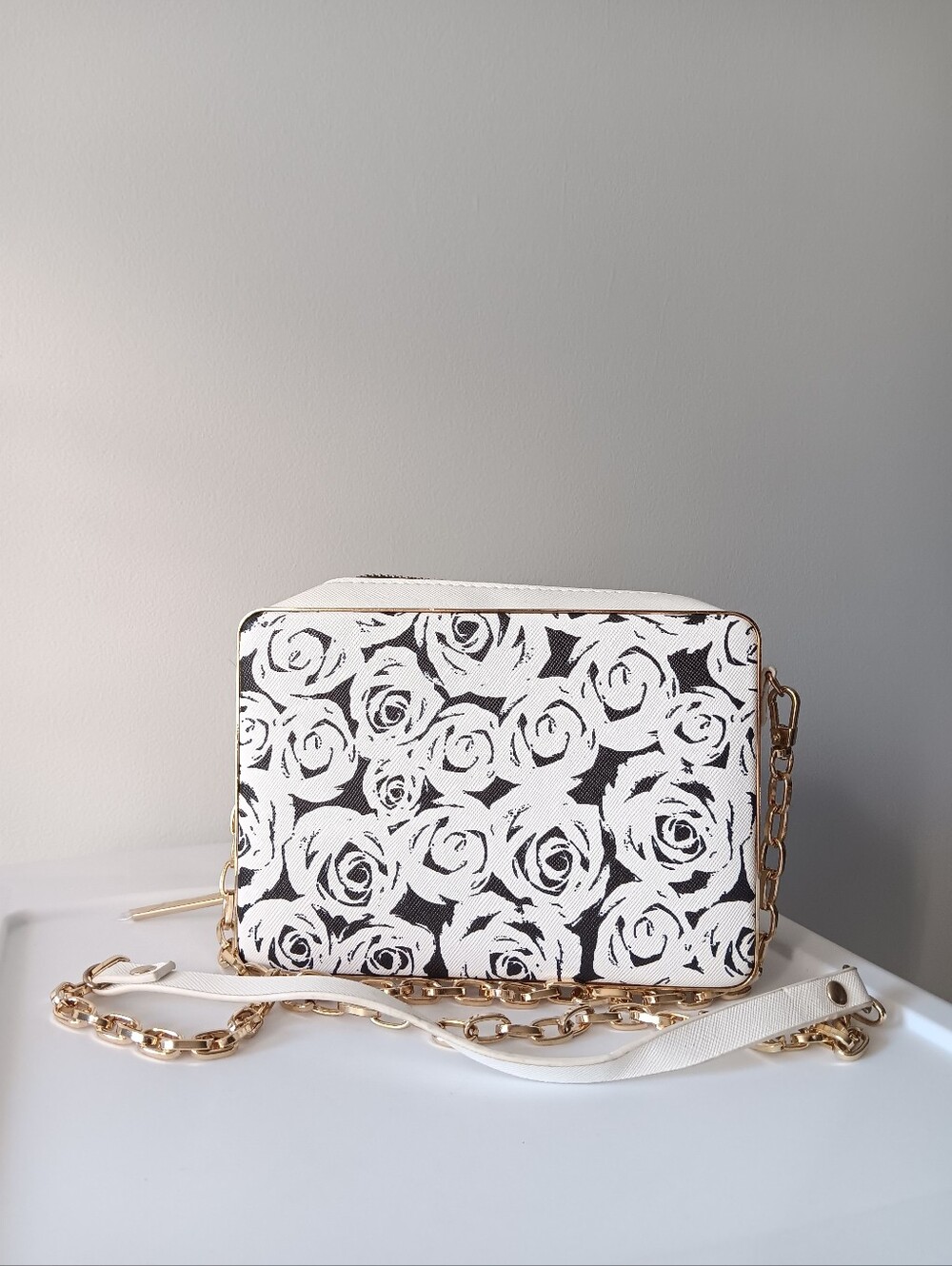 Like Dreams Floral Chain Shoulder Crossbody Bag Gold Black White Zip Around 7"